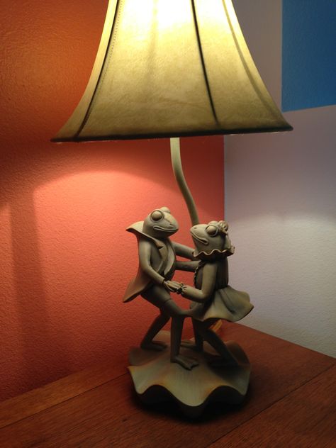 Frog lamp coral wall Frog And Toad Decor, Frog Furniture, Frog Room Ideas, Frog Core, Frog Lamp, Frog Things, Frog Bathroom, Frog Nursery, Frog Stuff