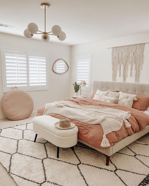 Boho Light Pink Bedroom, Terra Cotta Bedroom Decor, Pink And Wood Bedroom Ideas, Neutral Room With Pink Accents, Pink And Earth Tones Bedroom, College Student Bedroom At Home, Boho Feminine Bedroom, Boho Bedroom Pink Accents, Boho Coral Bedroom