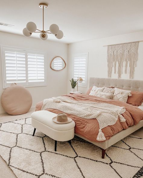 Neutral And Pink Bedroom Decor, Boho Light Pink Bedroom, Terra Cotta Bedroom Decor, Pink And Wood Bedroom Ideas, Boho Feminine Bedroom, Boho Coral Bedroom, College Student Bedroom At Home, Light Pink Boho Bedroom, Colorful Western Bedroom