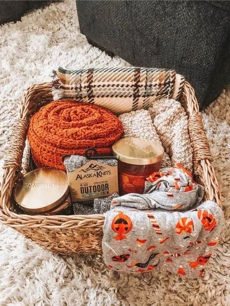 Christmas Gift Basket Ideas - Be Centsational Gift Basket Ideas, Gift Basket Ideas For Women, Fall Gift Baskets, Best Gift Baskets, Halloween Baskets, Gift Inspo, Christmas Gift Basket, Christmas Baskets, Navidad Diy