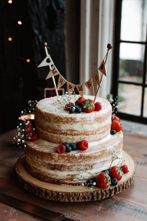 Add some texture to you wedding cake by topping it with fresh fruit | Image by Taylor Hughes Photography Naked Cake Decorating Ideas, Naked Fruit Cake, Naked Cake With Fruit, Dinner Party Style, Vintage Pasta, Civil Dress, Patriotic Wedding, Wedding Cake Prices