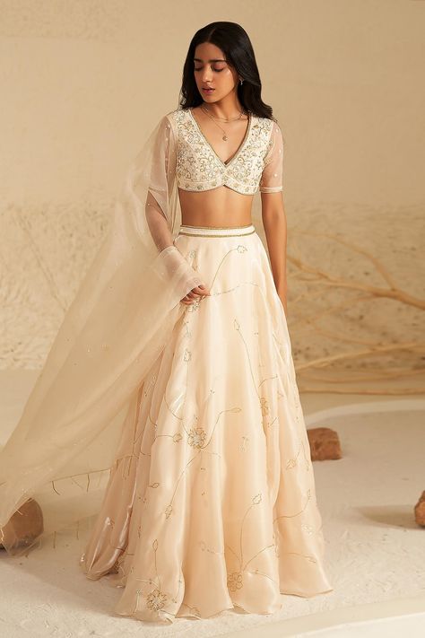 Blouse Designs For Lehenga Latest, Lengha Back Blouse Designs, Cream And Gold Lehenga, V Neck Lehenga Blouse Designs, V Neck Sari Blouse, Lehenga Blouse Designs Back Side, Off White Blouse Design, Reception Dress For Women Indian, Indo Western Blouse Designs