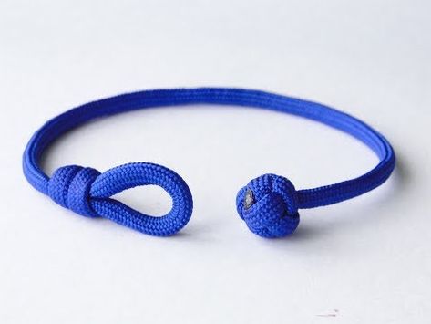 How to Make a Single Strand Knot and Loop Paracord Friendship Bracelet-Celtic Button Knot - YouTube Simpul Pita, Sliding Knot Bracelet, Snake Knot, Paracord Bracelet Tutorial, Paracord Bracelet Diy, Paracord Diy, Diamond Knot, Paracord Knots, Pola Gelang