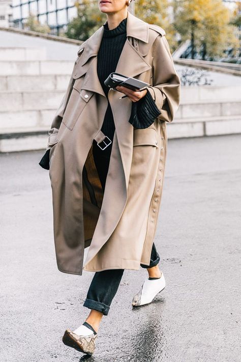 Wondering how to wear your trench coat outfits? Get some inspiration from the street style scene. Trenchcoat Style, Trenchcoat Outfit, Spring Trench Coat, Spring Trench, Trench Beige, Mode Mantel, Trench Coat Outfit, Street Style Fall Outfits, Trench Coat Style