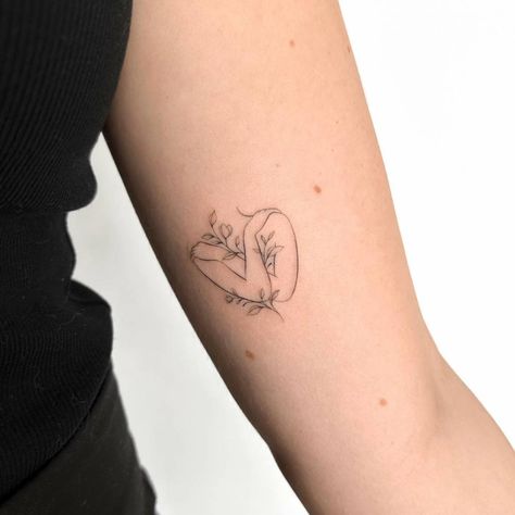 Love yourself. Selflove Tattoo Ideas For Women, Tattoos Women Unique, Simple Line Work Tattoo, Self Growth Tattoo, Tattoo Amor, Small Tattoo Ideas For Women, Unique Tattoos For Women, Unique Small Tattoo, Self Love Tattoo