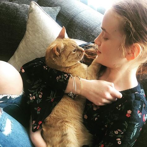 Sadie Sink with her pet Leo #SadieSink Sadie Sink Age, Beauty And The Beast Drawing, St Cast, Best Instagram Photos, Giving Tuesday, Stranger Things Season, Sadie Sink, Look At The Stars, An Animal