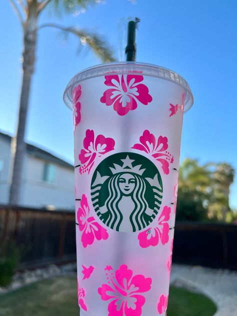 HIBISCUS AND HUMMINGBIRDS Starbucks Reusable Cold Cup ** Can be personalized with a name ~ You choose the color! Please message me the name and color for your name - I can make in pretty much any color as well as a holographic color as well. What's included: This listing is for 1 reusable cold cup, 1 reusable straw, and 1 reusable lid for each cup purchased. Size Of Cup: Venti (24oz) - You will receive 10 cents off each time you use this cup at participating Starbucks locations! Care Instructions: Handwash only. Cold water ONLY. No rough scrubbing and do not soak in water for long periods of time. Do not microwave. Do not put in a dishwasher. Use only for COLD DRINKS ~ NO HOT LIQUIDS.  Many thanks for looking at my Etsy store! Stay safe! Design by SvgLadyCrafts Customised Starbucks Cups, Reusable Starbucks Cup Designs, Starbucks Cup Custom, Starbucks Sizes Cups, Cup Personalization Ideas, Cute Vinyl Cup Ideas, Preppy Starbucks Cups, Summer Starbucks Cups, Personalized Starbucks Cup Ideas