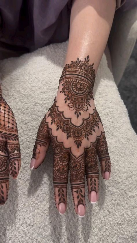 Henna Design Hand, Henna Finger Designs, Brides Mehndi, Finger Designs, Latest Mehndi Designs Hands, Tattoos Henna, Front Mehndi Design, Mehndi Outfits, Henna Hand