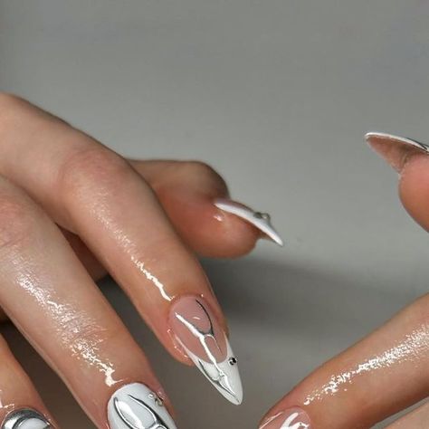 NAILS BY ELISE on Instagram: "always luv a chrome & white combo 🙈 - #nails #nailart #nailsofinstagram #gelx #beauty #nail #gelnail #nailsoftheday #nailsonfleek #nailsinstagram #nailsart #nailstyle #instanails #naildesign #kylienails #naildesigns #pinterestnails #nailsdesign #nailpolish #apresgelx #gel #nailtech #nailsnailsnails #unhas #nailartist #gelxtension #kyliejennernails #gelxnails #gelnaildesigns #nailfeature" Gel Nail Designs, Uñas Kylie Jenner, Kylie Nails, Chrome White, Dope Nail Designs, White Nail Designs, Nail Photos, Cat Kuku, Beauty Nail