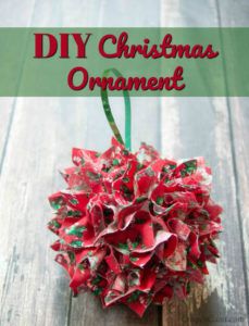 Here's a great way to have kids create gifts for special people in their lives. These DIY Fabric Christmas Ornaments are easy to make! Natal, Tela, Diy Fabric Christmas Ornaments, Fabric Christmas Ornament, Christmas Fabric Crafts, Birds Fabric, Diy Christmas Ornaments Easy, Diy Christmas Ornament, Quilted Christmas Ornaments