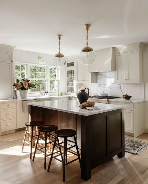 21 Best L-Shaped Kitchen With Island Ideas To Try Now - SK Creamy White Kitchen, L Shaped Kitchen Cabinets, Minimalist Kitchen Counters, Kitchen With Island Layout, Kitchen Layout Ideas With Island, L Shape Kitchen Design, L Shape Kitchen Layout, Traditional Kitchen Island, Kitchen Cabinet Color