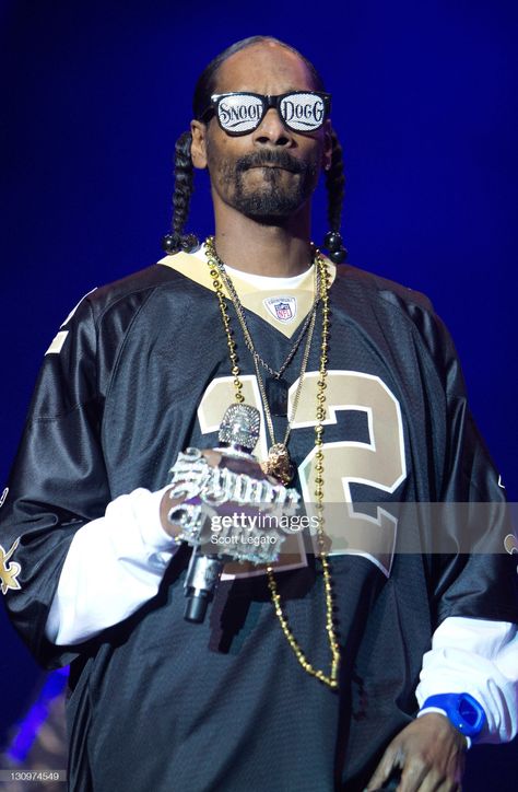 News Photo : Snoop Dogg performs during the 2011 Voodoo... Snoop Dogg Outfit Ideas, Halloween Rapper Costume, Snoop Dog Outfit, Snoop Dog Costume, Snoop Dogg Outfit, 90s Rapper Costume, Costumes Starting With S, Mtv Party, 90s Costumes