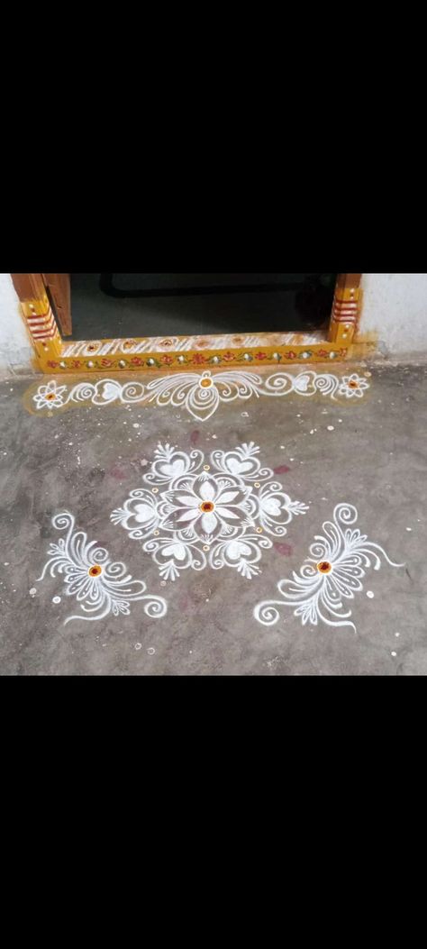 Simple and easy rangoli Muggu Borders, Border Rangoli Designs, Simple And Easy Rangoli, Ns Logo, Simple Flower Rangoli, Small Kolam, Easy Rangoli Designs Videos, Indian Rangoli Designs, Design Rangoli