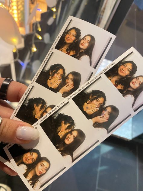 Photo Booth Picture Ideas With Friends, Cute Photo Booth Poses Friends, Photobooth Photo Ideas, Photobooth Photos Aesthetic, Photobooth Ideas Best Friends, Photobooth Friends Aesthetic, Aesthetic Photobooth Ideas, Friends Photobooth Ideas, Hoco Photobooth