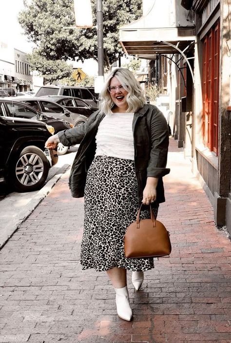 Discover 2024's Plus-Size Spring Wardrobe: Chic, Comfy & Casual Outfits Plussize Outfit Ideas Spring, Super Plus Size Outfits, Brewery Date Outfit, Hot Weather Outfits Plus Size, Plus Size Minimalist Outfits, Meet The Parents Outfit, Plus Size 90s Fashion Outfits, Fat Outfits, Outfit Early Spring