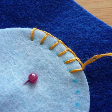 Blanket stitching sewing around a circular piece of felt fabric Upcycling, Blanket Stitches Embroidery, How To Blanket Stitch By Hand, Whip Stitch Sewing, Blanket Stitch Embroidery Motifs, Embroidery Edge Stitches, Embroidery Blanket Stitch, How To Blanket Stitch, Applique By Hand