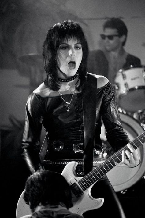 Famous punk rock singer and guitarist Joan Jett. Visit LedgerNote for all things music realted. Classic Rock Outfits, Classic Rock Aesthetic, Classic Rock Fashion, Classic Rock Lyrics, Classic Rock Albums, Music Girl, Lita Ford, Music Background, Classic Rock Bands
