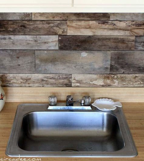 24 Cheap Kitchen Backsplash Ideas and Tutorials You Should See-homesthetics (41) Pallet Backsplash, Pallet Wood Backsplash, Cheap Kitchen Backsplash, Diy Rustic Kitchen, Wood Kitchen Backsplash, Rustic Kitchen Backsplash, Reclaimed Wood Kitchen, Cocina Diy, Diy Kitchen Backsplash