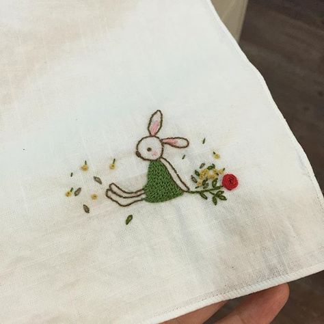 Crewel Embroidery, Crewel Embroidery Tutorial, Broderie Simple, Crewel Embroidery Patterns, Crewel Embroidery Kits, Pola Sulam, Baby Embroidery, 자수 디자인, Learn Embroidery