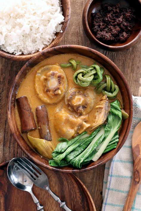 Kare Kare is a classic Filipino slow-cook stew, usually using oxtail and/or ox tripe, with deliciously thick deep yellow peanut sauce with some vegetables. It has a very subtle taste because it is traditionally unsalted, allowing the flavors of the peanut sauce and the meat to surface and be enjoyed. Pastel, Kare Kare Recipe, Back Ribs In Oven, Tripe Stew, Pork Adobo Recipe, Biko Recipe, Foxy Folksy, Ribs In Oven, Pork Adobo