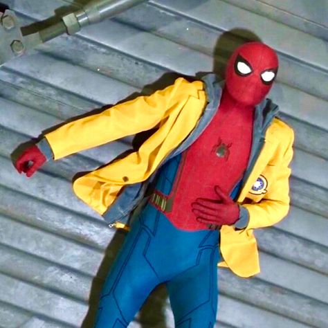 Random Refrences, Spiderman Homecoming Suit, Spiderman Scene, Nike Spiderman, Homecoming Spiderman, Spiderman Mcu, Scene Outfit, Peter Spiderman, Peter Parker Spiderman