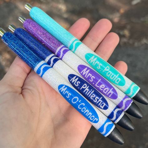 This is the perfect gift for your fellow favorite teachers! Marker Crayola Inspired Pen that is made with a Papermate InkJoy Gel Pen, glitter, and epoxy. Each pen ordered comes with a gel ink refill if available. Due to the nature of these being handmade, slight variations may occur.  Each glitter option has vinyl to match it. Please note that some may not be a perfect color match, but they are extremely close.  Find me on social media! Facebook: Leah Danae Designs Instagram: @leahdanaedesigns TikTok: @leahdanaedesigns Nature, Epoxy Teacher Pens, Epoxy Pens For Teachers, Teacher Appreciation Pens, Teacher Glitter Pen, Cute Teacher Gifts Diy, Resin Glitter Pens, Epoxy Glitter Pens, Pen Design Ideas