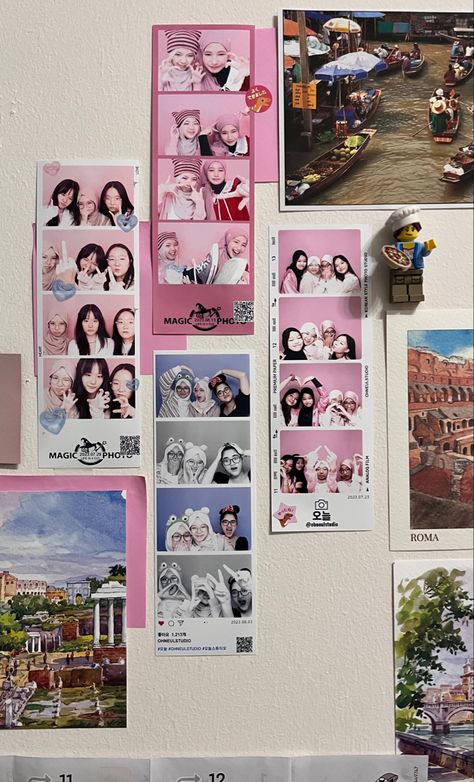 Photo Card Wall Ideas, Photo Strip Display, Photo Booth Picture Display Ideas, Japanese Photobooth Aesthetic, Photo Booth Room Ideas, Photo Display Ideas Bedroom, Cute Ways To Hang Up Pictures In Room, Photobooth Wall Ideas, Korean Photobooth Aesthetic