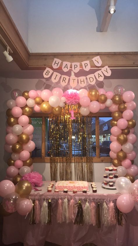 Party Decor Pink And Gold, Birthday Theme Pink And Gold, Pink And Brown Themed Birthday Party, Pink And White 13th Birthday Party, Pink Birthday Design, Pink Gold Birthday Decorations, Pink And White Birthday Decor Simple, Pink Birthday Decorations Ideas At Home, Pink And Gold Sleepover Ideas