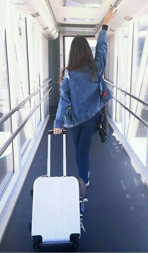 Good Airport Photo Ideas, Plane Hacks, Airport Travel Outfits, Travel Instagram Ideas, Travel Photoshoot, Travel Pose, Airport Pictures, Airport Aesthetic, Travel Picture Ideas