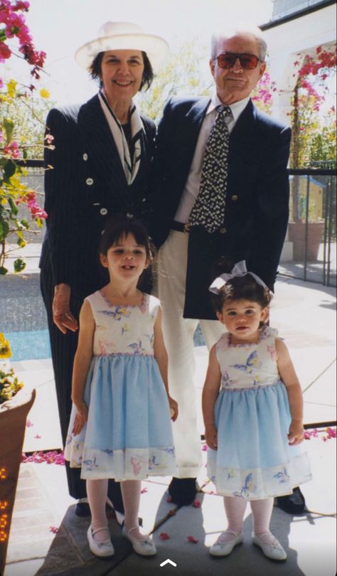 Kendall and Kylie Jenner with their grandparents in the early 2000s Young Kylie Jenner, Kardashian Family Photo, Kylie And Kendall, Kardashian Family, The Early 2000s, Luxury Aesthetic, Kendall And Kylie Jenner, Kendall And Kylie, Early 2000s