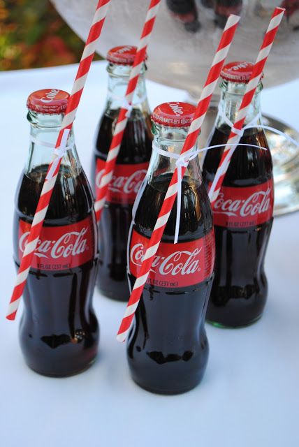 BABY COCA COLAS!!! :-) Coca Cola Party, Vintage High Tea, Christmas Party Drinks, Simple Wedding Favors, Deco Buffet, Wedding Food Drink, Edible Wedding Favors, Halloween Tags, Coca Cola Bottle