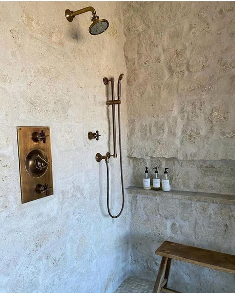 This white stone wall is able to produce a natural shower decoration and a rustic touch to the entire room. The touch of gold on this shower faucet can make your shower room decoration more charming. White Stone Shower Wall from @churchstreetdesigns #showerwallmaterials #bathroomrenovation Stone Houses Interior Design, Stone In Shower Wall, Stone Walls Bathroom, Showers With Stone Walls, Rustic Stone Shower Ideas, White Stone Shower Floor, White Stone Bathroom Ideas, White Stone Shower Ideas, Natural Stone In Bathroom
