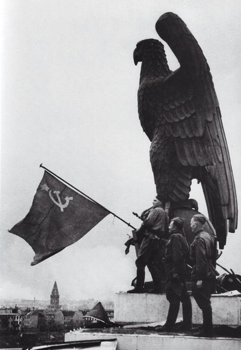 Soviet Flag, Berlin 1945, Wwii Photos, Soviet Army, Russian History, Historical Moments, Army Soldier, Red Army, Soviet Union