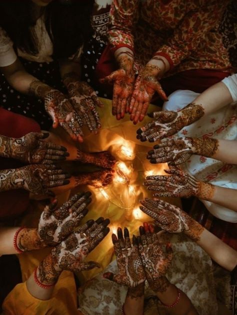 Desi aesthetic mehendi henna photo ideas indian wedding ideas inspo bride and bridesmaids group Indian Bridesmaid Aesthetic, Desi Bridesmaids Aesthetic, Mehndi Function Pics, Mehndi Photo Ideas, Mehndi Group Photos, Desi Wedding Bridesmaids, Mehendi Group Photos, Mendhi Function Ideas, Mehendi Ceremony Aesthetic