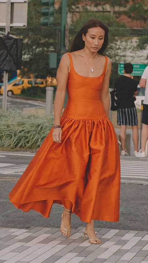 Best outfits of New York Fashion Week street style Day One NYFW September 2021 SS22. Photo by @J2martinez Jose J. Martinez www.jmrtnz.com New York Fashion Week Street Style, Nyfw Street Style, Mini Robes, Best Outfits, Dropwaist Dress, Mode Inspo, Guest Outfit, Fashion Week Street Style, Mode Vintage