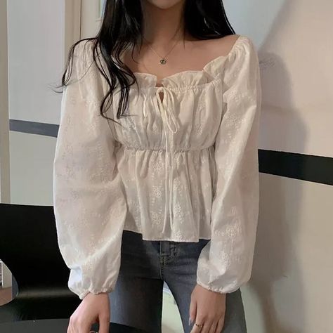 White Streetwear, Off Shoulder Floral Top, Estilo Ivy League, Estilo Ivy, Cottagecore Outfits, Off Shoulder Shirt, Half Sleeve Blouse, Shirt Tie, Summer White