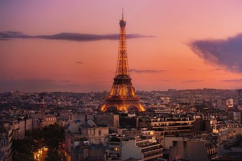 10 Best Locations To See A Paris Sunset + Map To Find Them - Follow Me Away Paris Macbook Wallpaper, Sunset Paris, Paris Sunset, Louvre Pyramid, Paris Wallpaper, Wallpaper Ipad, Paris Pictures, Paris Aesthetic, Paris At Night