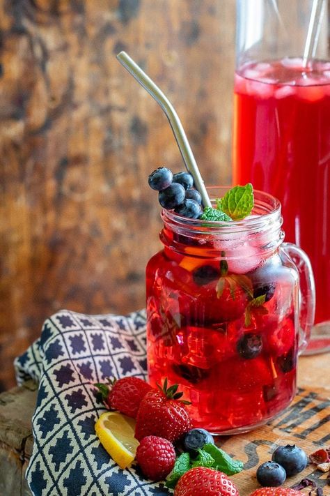 Berry Tea Recipe, Ice Tea Photography, Summer Iced Tea Recipes, Berry Iced Tea, Iced Green Tea Recipe, Rasberry Tea, Tea With Ginger, Flavored Iced Tea Recipes, Summer Iced Tea