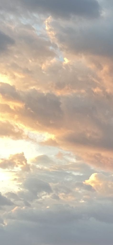 Astetic Wallpaper Girl, Dreamy Phone Wallpaper, Soft Dreamy Aesthetic Wallpaper, Soft Girl Wallpaper Iphone, Soft Girl Wallpaper Aesthetic, Soft Clouds Aesthetic, Cloud Girl Aesthetic, Dreamy Sky Aesthetic, Soft Sunset Aesthetic