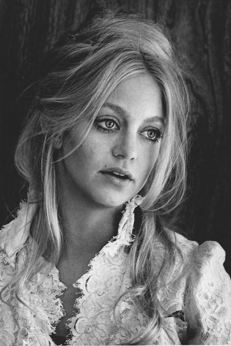 Goldie Hawn 70s Style, Hippies, Iconic 70s Photos, 70s Aesthetic Hair And Makeup, 70s Side Part Hair, Half Up 70s Hair, That 70s Show Hairstyles, 70s Formal Hairstyles, 70 Bangs Hair