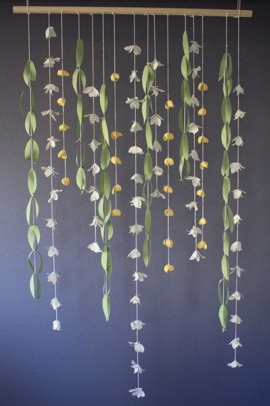 Paper flower garland Backdrop Ideas Curtain, Diy Wall Hanging Decor, Diy Room Decor Using Paper, Paper Flowers Wedding Decor, Paper Flower Room Decor, White Tissue Paper Flowers, Window Hanging Decor Diy, Diy Background Ideas, Seaweed Garland