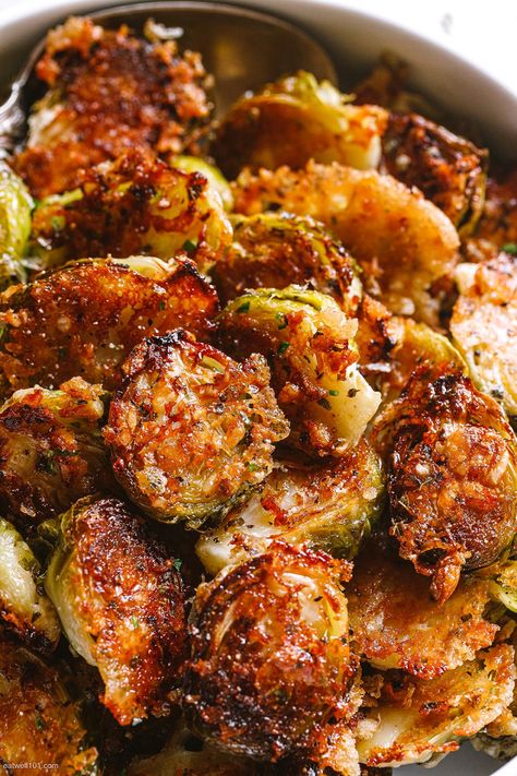 Parmesan Roasted Brussels Sprouts - #brusselssprout #parmesan #recipe #eatwell101 - These parmesan roasted Brussels sprouts make a flavorful and elegant side dish, perfect of a Holiday table - #recipe by #eatwell101® Brussel Sprout Recipes Roasted, Pasta Vegetariana, Fest Mad, Sprouts Recipe, Roasted Vegetable Recipes, Roasted Brussels Sprouts, Holiday Dinners, Sprout Recipes, Brussels Sprouts Recipe