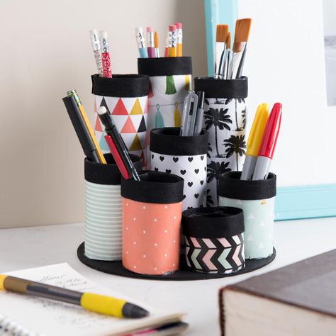 Altered desk organizer made out of paper towel cardboad rolls for holding pens, paintbrushes etc featuring Plaid products. Diy Desk Organization, Recycler Diy, Paper Towel Tubes, Berbuka Puasa, Diy Organizer, Desk Organization Diy, Organize Craft Supplies, Organisation Hacks, Organizing Hacks