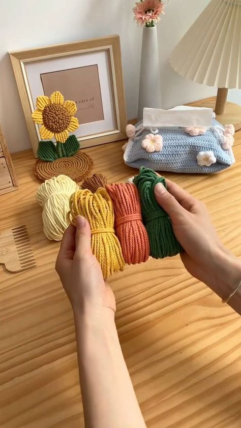 Simpul Makrame, Pola Macrame, Projek Menjahit, Weaving Loom Diy, Weaving Loom Projects, Kraf Diy, Diy Embroidery Designs, Diy Yarn Crafts, Rope Crafts Diy