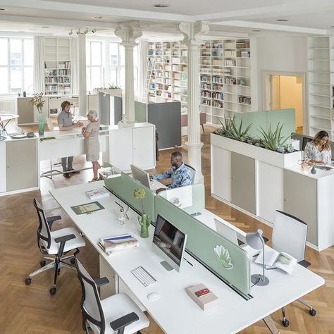 Modern Open Office Design Workspaces, Ikea Office Design Ideas, Open Space Office Design Work Stations, Shared Office Space Ideas, Bureau Open Space, Open Office Design, Coworking Space Design, Office Space Decor, Office Floor Plan