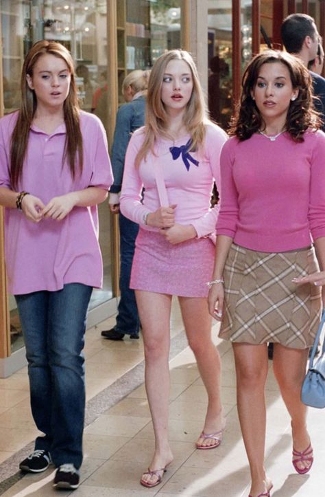 Mean Girls (2004) Dir. Mark Waters Written by Tina Fey Lindsay Lohan Mean Girls Outfit, Mean Girls 2004 Outfits, Mean Girls Kady, Mean Girl Outfits Ideas, Cady Mean Girls Outfit, Karen Mean Girls Outfit, Mean Girls Outfits Ideas, Mean Girls Aesthetic Outfits, Mean Girl Outfit