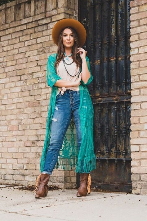 Curvy Cowgirl Outfits, Western Chic Fashion, Cowboy Hat Band, Cowgirl Outfits For Women, Country Chic Outfits, Bling Flip Flops, Cowgirl Style Outfits, Bota Country, Blouses Designs