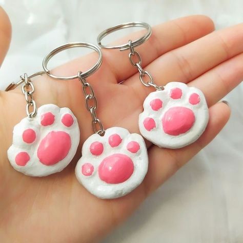 Fimo, Keychain Clay Ideas, Cat Clay, Clay Pins, Earrings Diy Handmade, Clay Keychain, Diy Clay Earrings, Air Dry Clay Projects, Tanah Liat