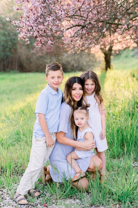 Kids Spring Pictures, Easter Pictures Family, Easter Photoshoot Ideas Family, Family Easter Pictures, Easter Traditions Family, Baby Boy Easter Pictures, Kids Easter Pictures, Easter Family Photos, Easter Family Pictures
