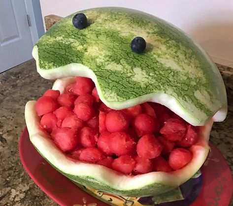 party food watermelon Watermelon Fish, Watermelon Ideas, Sea Party Food, Joy Birthday, Party Watermelon, Mermaid Birthday Party Food, Carved Fruit, Lila Party, Water Birthday